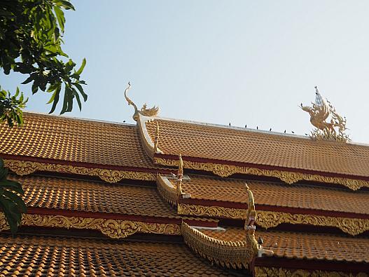 本堂の大屋根はラーンナー様式で装飾に特徴があります。