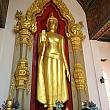 プラ・パトム・チュディ前方に建てられた仏像