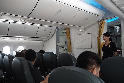 B787-8のスクートビズは2-3-2の3列21席。前の壁のボードは投映スクリーンにはならない。