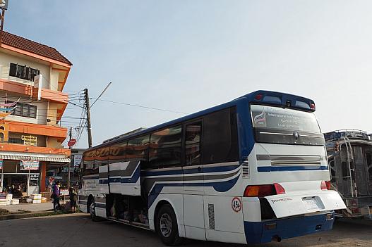 左手のオレンジ色の建物が公営バス(ボーコーソー)の営業所。その前で国際バスが待機中。