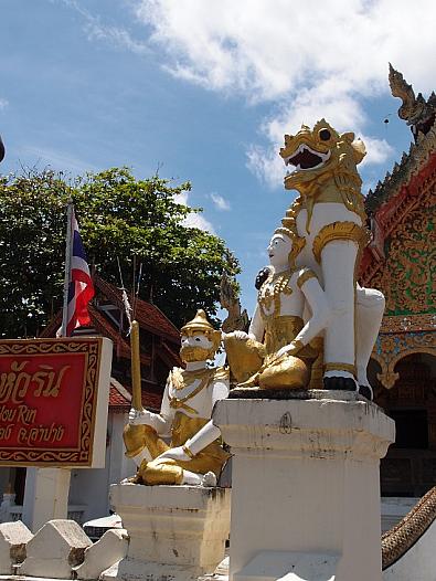 門前の神仏像。