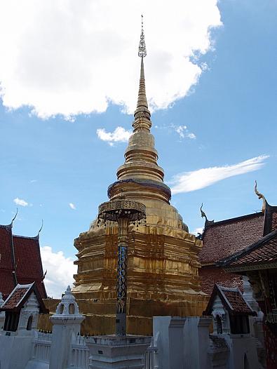 金色の仏塔(チェディルアン)はラーンナー様式。