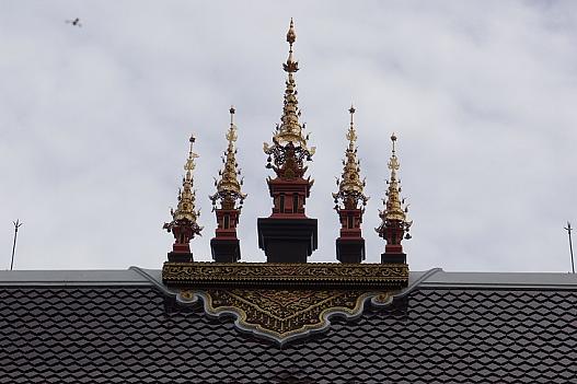 改修中の本堂。屋根棟の飾りに特徴がある。