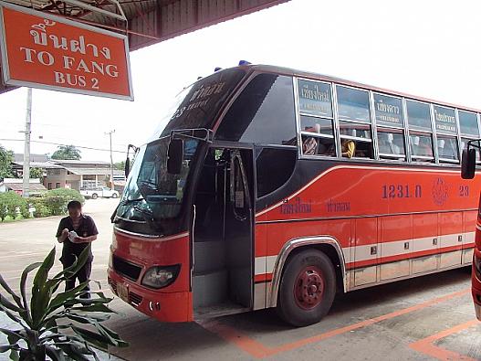 チェンダーオ・バスステーションに着いたオレンジ色のローカルバス外観。トゥクトゥクややモトサイは見かけませんでした。