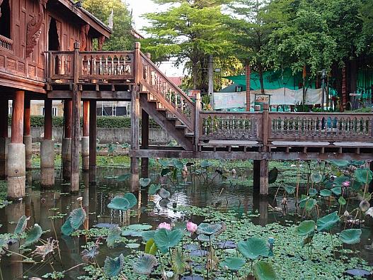 はす池に建てられた書庫。