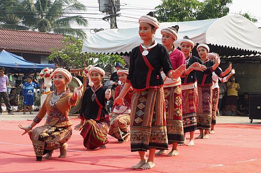 ４月15日朝、タイルー族の村バーンパノムの新年祝賀行事。
