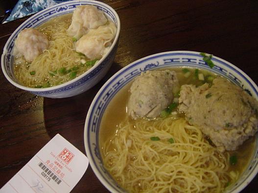 雲呑麺、酸魚球麺　各１杯16HKD(2009/5月現在)