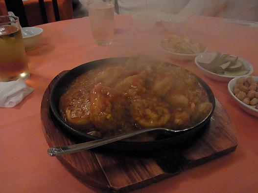 名物料理!鐡板干焼蝦球(エビチリの鉄板焼き♪)