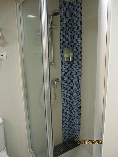 シャワーは取り外しできるタイプ。便利。シャンプーとボディーソープ有り。