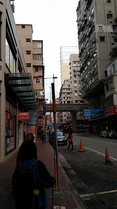 ホテル前から撮影
左側の赤い看板が両替所
奥の高架の右下が地下鉄入口
