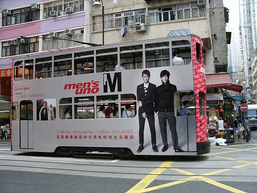 香港島の西環地区で見かけた香港スタールイス・クーと台湾スターリッチーレンの広告トラム！かっこいいです。思わずパチリ！！！