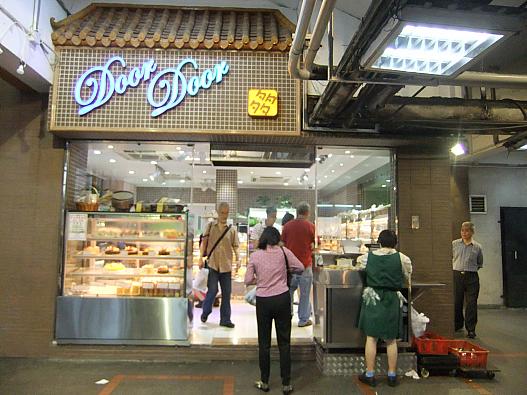 店の外観。ヌガーは店奥に棚あり。某クッキー屋のような待ち時間は必要なし(笑)！店のおばさんも気さくです☆