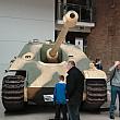 ヤークトパンターの正面から、ドイツ戦車のなかで回転砲塔のないものを突撃戦車と呼びます。