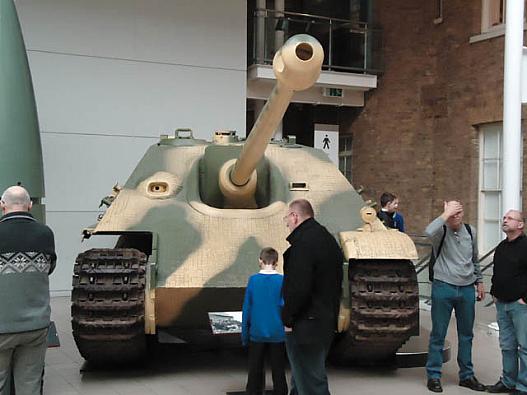 ヤークトパンターの正面から、ドイツ戦車のなかで回転砲塔のないものを突撃戦車と呼びます。