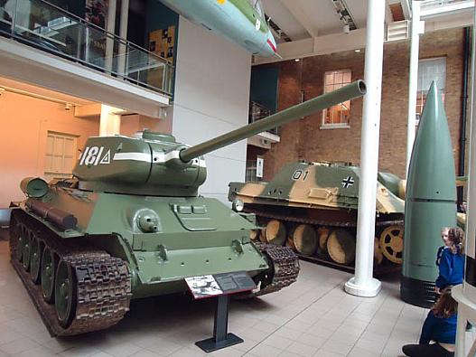 手前は余りに有名なソ連のT３４、奥はドイツのヤークトパンター突撃戦車。