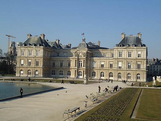 写真１　ルクサンブール宮殿。フランス上院会議場、大きい公園の中にある。
