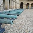 写真３　ずらりと並ぶ戦利品の青銅製大砲。長州砲があります。