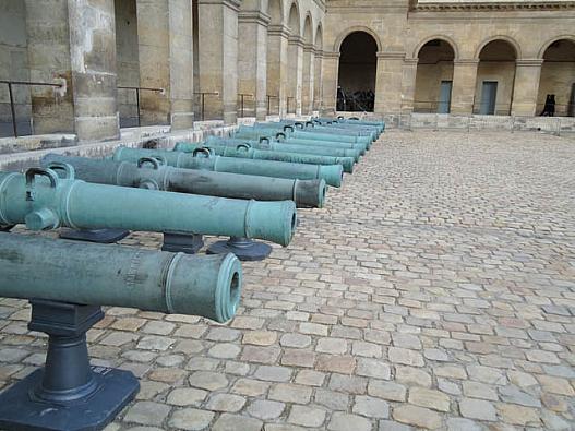 写真３　ずらりと並ぶ戦利品の青銅製大砲。長州砲があります。