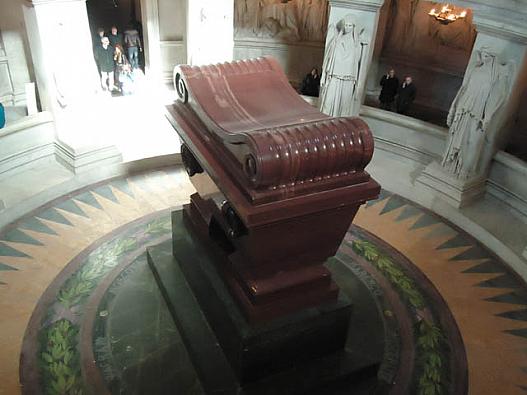 ナポレオンの墓　本人は凱旋門で永眠したかったらしい。