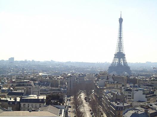 写真６　シャンゼリゼ通りから視線を右に移すと、エッフェル塔が見えます。