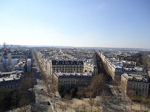 写真７　パリ中心部の建物はいわゆるオスマン洋式（オスマン帝国とは関係なく、フランスの都市を大改造した責任者オスマンに由来する呼称