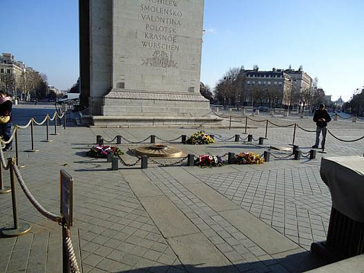 写真４　凱旋門直下には、無名戦士の墓があり、自動小銃を持った兵士が警護しています。