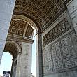 写真３　凱旋門を下から見ると、国家功労者（フランス革命やその後の戦争で戦功のあった人）の名前がびっしりと刻まれている。