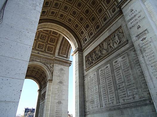 写真３　凱旋門を下から見ると、国家功労者（フランス革命やその後の戦争で戦功のあった人）の名前がびっしりと刻まれている。