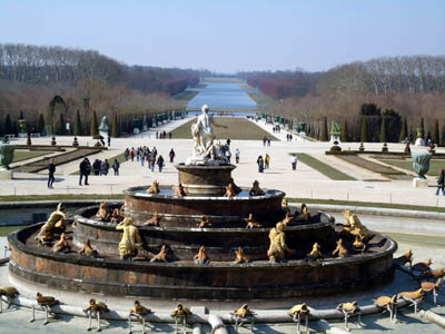 写真７　ベルサイユ宮殿の噴水から庭を見下ろすと、池の端が遠くかすんで見える。