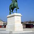 写真２　太陽王ルイ１４世の銅像が訪問者を出迎えてくれます。ここからいよいよベルサイユ宮殿です。