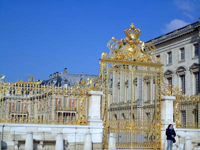 写真３　宮殿入り口の門からしてすでに金ぴか状態。