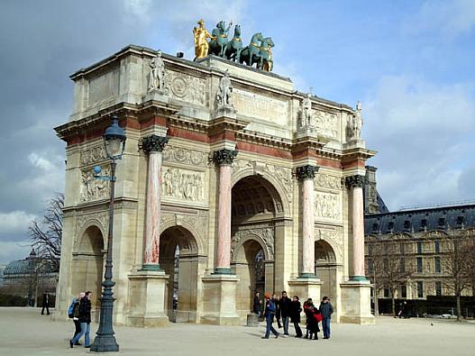 写真１　パリの凱旋門はここにもある。カルーゼル凱旋門。このすぐ横にルーブルへの入り口あり。ここがおすすめ。