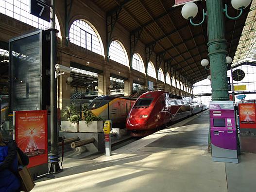 左ユーロスタ－と、右タリス。パリ北駅にて。