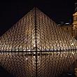 幻想的な夜のルーヴル・ガラスのピラミッド。