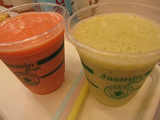 この日は、トマトジュース と、キウィ＆バナナ を♪ 苺な季節は、ダントツで 苺ジュースを！！