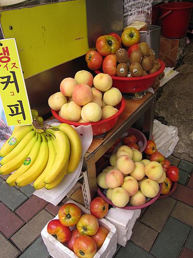 季節毎に 変ゎる、フレッシュジュース材料の、フルーツたち。今は、トマトや 白桃が、主流です！