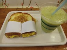 チーズトーストとバナナ＆キュウイのフレッシュジュース
