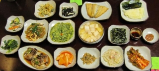 全ての 定食に、無料で付いてくる、小皿の数々。いずれも、なかなか♪カレー風味のチヂミも 美味!