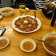ユッケを注文、スープがついてきました。