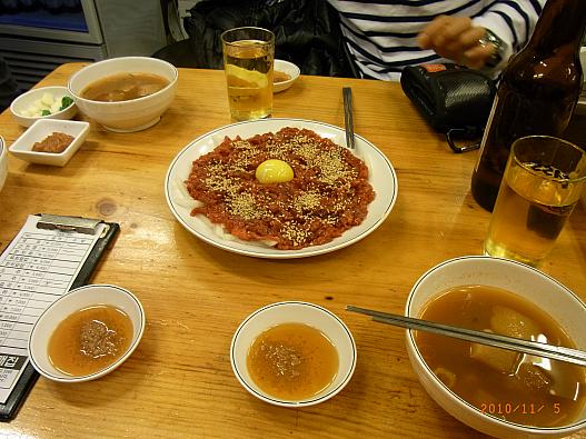 ユッケを注文、スープがついてきました。