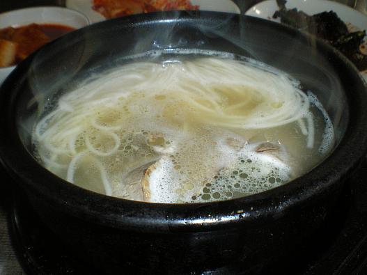 ぐつぐつのスープには、ソーメンの顔が見えます。