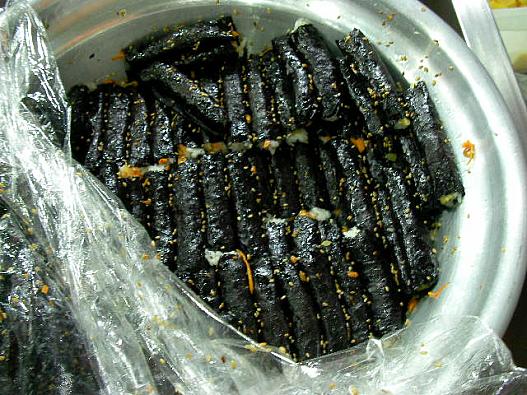 大きな容器の中にマヤッキンパプが沢山。コレを切って出してくれます。