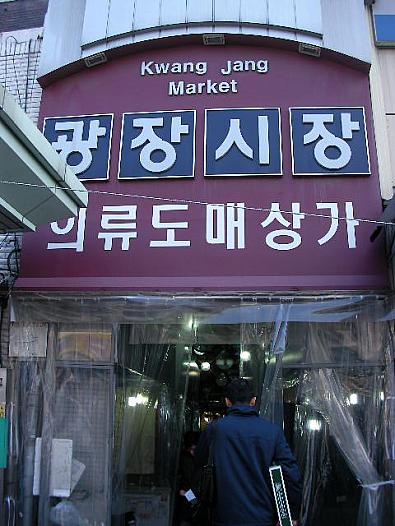 この入り口を目印に。50mほど直進するとお店があります。