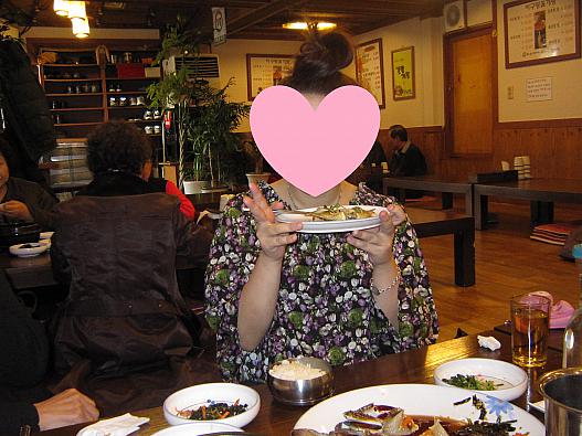 昼時の店内は地元のお客さんがいっぱい。雰囲気がよく居心地の良い店内です。