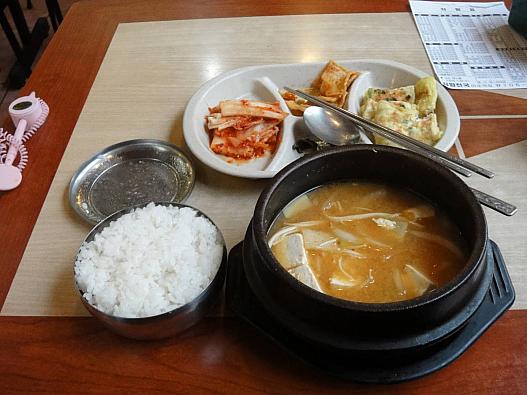 テンジャンチゲです。日本の味噌汁＋唐辛子味です。
