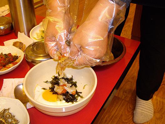 ママさんがご指南　こうやって身を押し出して…