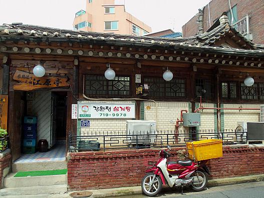 古い韓屋　左側が入口