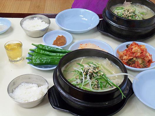 参鶏湯、パンチャン、人参酒、ご飯もついている
