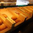 木箱に並ぶパン