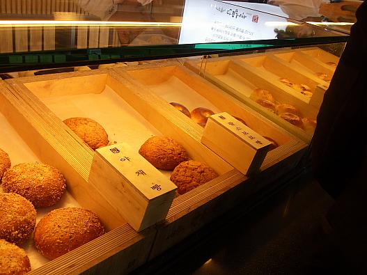 木箱に並ぶパン